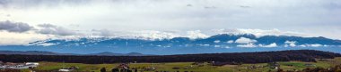 Romanya 'nın ünlü Fagaras dağlarının panoramik manzarası