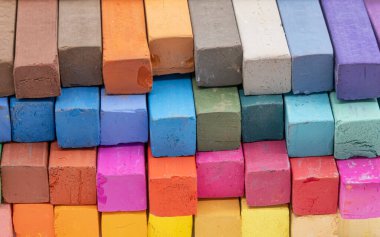 Kare renkli pastel tebeşirler yakın plan, düşük açı
