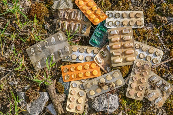 Berbagai Obat Obatan Tablet Yang Dibuang Alam — Stok Foto