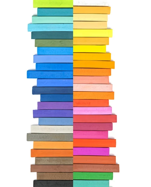 白地に虹色のスペクトルとして配置された硬いチョークのパステル — ストック写真