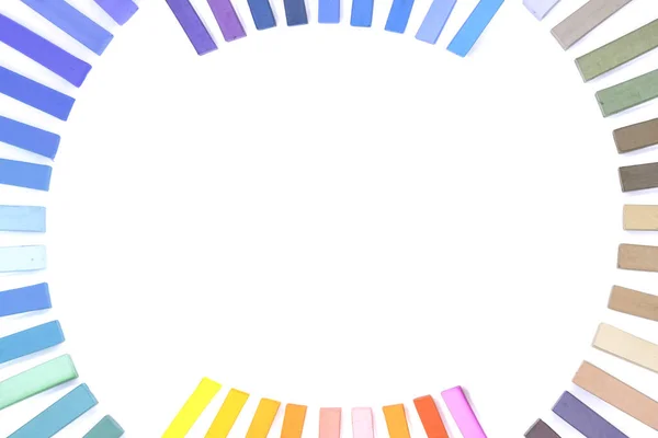 円の中に配置された多色のパステルカラーのチョーク — ストック写真