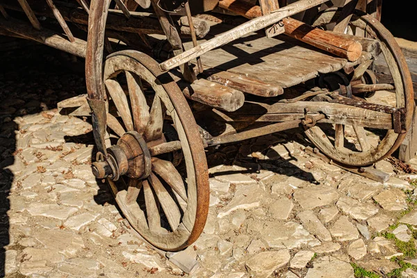 老旧的罗马尼亚马车 车轮生锈 — 图库照片