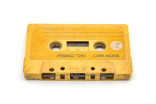 Fita Cassete Áudio Amarelo Velho Isolado Branco — Fotografia de Stock