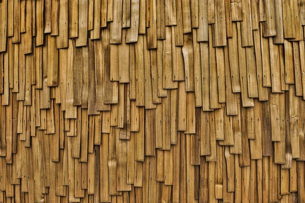 대상포진 은주로 날씨로부터 보호하기 의벽을 덮는데 사용되는 나무토막이다 불이나고 값비싼 — 스톡 사진