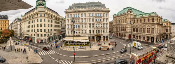 Viyana, Avusturya, 27 Eylül 2022. Filarmoni orkestrası manzarası. Devlet Opera Binası ve Sacher Oteli 'nin Albertina Meydanı' ndan panoramik manzarasıyla sokaklar insan kaynıyor.