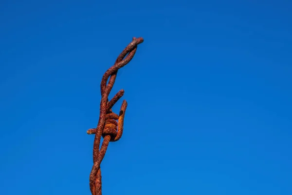 Rostiger Stacheldraht Blauen Himmel — Stockfoto
