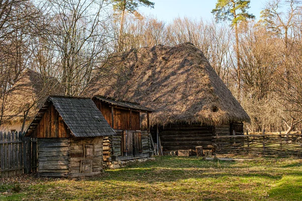 Typowa Rumuńska Wioska Starymi Wiejskimi Drewnianymi Domami — Zdjęcie stockowe