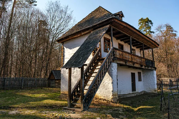 典型的罗马尼亚村庄 有古老的农民木屋 — 图库照片