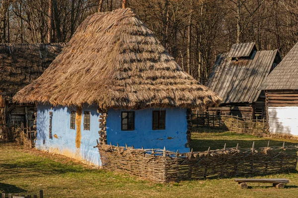 Typowa Rumuńska Wioska Starymi Wiejskimi Drewnianymi Domami — Zdjęcie stockowe
