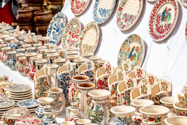 Sibiu City, Romanya - 04 Eylül 2022. Romanya 'nın Sibiu kentindeki çömlekçiler fuarında geleneksel Rumen el yapımı seramik pazarı