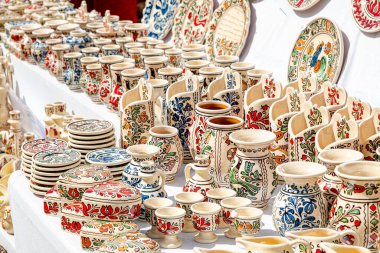 Sibiu City, Romanya - 04 Eylül 2022. Romanya 'nın Sibiu kentindeki çömlekçiler fuarında geleneksel Rumen el yapımı seramik pazarı