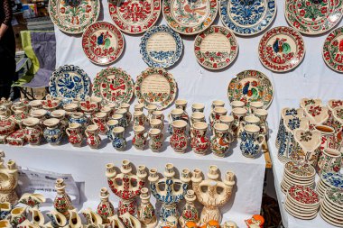 Sibiu City, Romanya - 04 Eylül 2022. Romanya 'nın Sibiu kentindeki çömlekçiler fuarında geleneksel Rumen el yapımı seramik pazarı