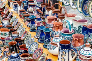 Sibiu City, Romanya - 04 Eylül 2022. Romanya 'nın Sibiu kentindeki çömlekçiler fuarında geleneksel Rumen el yapımı seramik pazarı