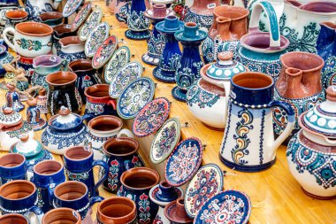 Sibiu City, Romanya - 04 Eylül 2022. Romanya 'nın Sibiu kentindeki çömlekçiler fuarında geleneksel Rumen el yapımı seramik pazarı