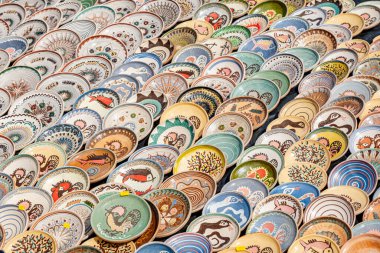 Sibiu City, Romanya - 04 Eylül 2022. Romanya 'nın Sibiu kentindeki çömlekçiler fuarında geleneksel Rumen el yapımı seramik pazarı