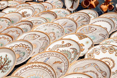 Sibiu City, Romanya - 04 Eylül 2022. Romanya 'nın Sibiu kentindeki çömlekçiler fuarında geleneksel Rumen el yapımı seramik pazarı