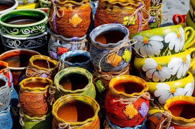 Sibiu City, Romanya - 04 Eylül 2022. Romanya 'nın Sibiu kentindeki çömlekçiler fuarında geleneksel Rumen el yapımı seramik pazarı