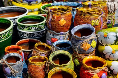 Sibiu City, Romanya - 04 Eylül 2022. Romanya 'nın Sibiu kentindeki çömlekçiler fuarında geleneksel Rumen el yapımı seramik pazarı