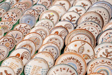 Sibiu City, Romanya - 04 Eylül 2022. Romanya 'nın Sibiu kentindeki çömlekçiler fuarında geleneksel Rumen el yapımı seramik pazarı