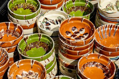 Sibiu City, Romanya - 04 Eylül 2022. Romanya 'nın Sibiu kentindeki çömlekçiler fuarında geleneksel Rumen el yapımı seramik pazarı