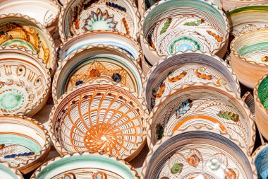 Sibiu City, Romanya - 04 Eylül 2022. Romanya 'nın Sibiu kentindeki çömlekçiler fuarında geleneksel Rumen el yapımı seramik pazarı