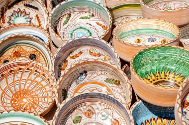 Sibiu City, Romanya - 04 Eylül 2022. Romanya 'nın Sibiu kentindeki çömlekçiler fuarında geleneksel Rumen el yapımı seramik pazarı