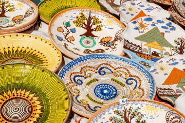 Sibiu City, Romanya - 04 Eylül 2022. Romanya 'nın Sibiu kentindeki çömlekçiler fuarında geleneksel Rumen el yapımı seramik pazarı