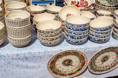 Sibiu City, Romanya - 04 Eylül 2022. Romanya 'nın Sibiu kentindeki çömlekçiler fuarında geleneksel Rumen el yapımı seramik pazarı