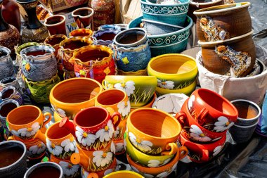 Sibiu City, Romanya - 04 Eylül 2022. Romanya 'nın Sibiu kentindeki çömlekçiler fuarında geleneksel Rumen el yapımı seramik pazarı