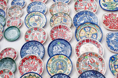 Sibiu City, Romanya - 04 Eylül 2022. Romanya 'nın Sibiu kentindeki çömlekçiler fuarında geleneksel Rumen el yapımı seramik pazarı