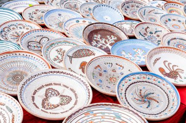 Sibiu City, Romanya - 04 Eylül 2022. Romanya 'nın Sibiu kentindeki çömlekçiler fuarında geleneksel Rumen el yapımı seramik pazarı