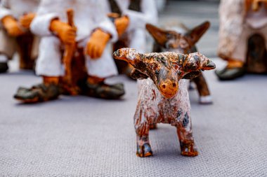 Sibiu City, Romanya - 04 Eylül 2022. Romanya 'nın Sibiu kentindeki çömlekçiler fuarında geleneksel Rumen el yapımı seramik pazarı