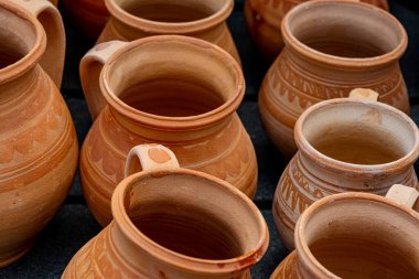 Sibiu City, Romanya - 04 Eylül 2022. Romanya 'nın Sibiu kentindeki çömlekçiler fuarında geleneksel Rumen el yapımı seramik pazarı