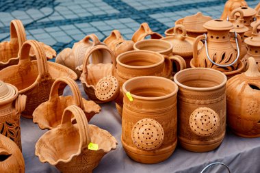 Sibiu City, Romanya - 04 Eylül 2022. Romanya 'nın Sibiu kentindeki çömlekçiler fuarında geleneksel Rumen el yapımı seramik pazarı