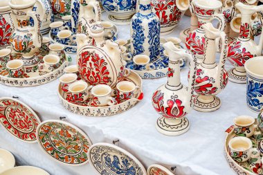 Sibiu City, Romanya - 04 Eylül 2022. Romanya 'nın Sibiu kentindeki çömlekçiler fuarında geleneksel Rumen el yapımı seramik pazarı