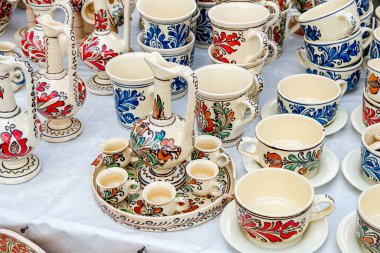 Sibiu City, Romanya - 04 Eylül 2022. Romanya 'nın Sibiu kentindeki çömlekçiler fuarında geleneksel Rumen el yapımı seramik pazarı