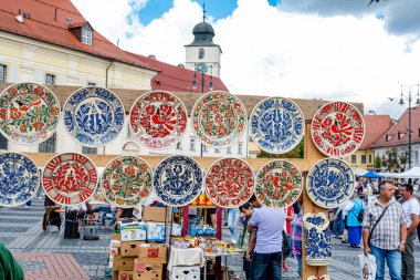 Sibiu City, Romanya - 04 Eylül 2022. Romanya 'nın Sibiu kentindeki çömlekçiler fuarında geleneksel Rumen el yapımı seramik pazarı