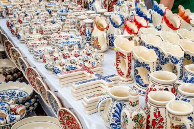 Sibiu City, Romanya - 04 Eylül 2022. Romanya 'nın Sibiu kentindeki çömlekçiler fuarında geleneksel Rumen el yapımı seramik pazarı