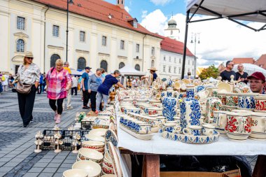 Sibiu City, Romanya - 04 Eylül 2022. Romanya 'nın Sibiu kentindeki çömlekçiler fuarında geleneksel Rumen el yapımı seramik pazarı