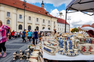Sibiu City, Romanya - 04 Eylül 2022. Romanya 'nın Sibiu kentindeki çömlekçiler fuarında geleneksel Rumen el yapımı seramik pazarı