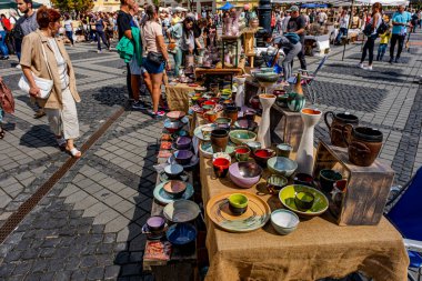 Sibiu City, Romanya - 04 Eylül 2022. Romanya 'nın Sibiu kentindeki çömlekçiler fuarında geleneksel Rumen el yapımı seramik pazarı