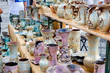 Sibiu City, Romanya - 04 Eylül 2022. Romanya 'nın Sibiu kentindeki çömlekçiler fuarında geleneksel Rumen el yapımı seramik pazarı