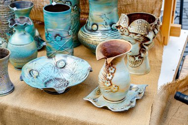 Sibiu City, Romanya - 04 Eylül 2022. Romanya 'nın Sibiu kentindeki çömlekçiler fuarında geleneksel Rumen el yapımı seramik pazarı