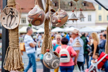 Sibiu City, Romanya - 04 Eylül 2022. Romanya 'nın Sibiu kentindeki çömlekçiler fuarında geleneksel Rumen el yapımı seramik pazarı