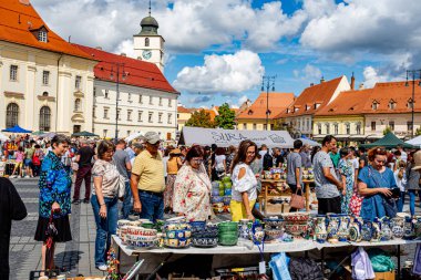 Sibiu City, Romanya - 04 Eylül 2022. Romanya 'nın Sibiu kentindeki çömlekçiler fuarında geleneksel Rumen el yapımı seramik pazarı