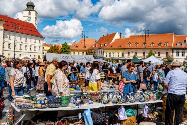 Sibiu City, Romanya - 04 Eylül 2022. Romanya 'nın Sibiu kentindeki çömlekçiler fuarında geleneksel Rumen el yapımı seramik pazarı