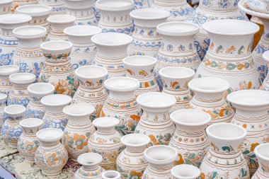 Sibiu City, Romanya - 04 Eylül 2022. Romanya 'nın Sibiu kentindeki çömlekçiler fuarında geleneksel Rumen el yapımı seramik pazarı