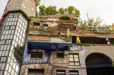 Viyana, Avusturya, 28 Eylül 2022, Hundertwasser evi, Viyana, Avusturya. Turistik bir yer, alışılmadık bir bina. Avrupa seyahati.