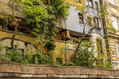 Viyana, Avusturya, 28 Eylül 2022, Hundertwasser evi, Viyana, Avusturya. Turistik bir yer, alışılmadık bir bina. Avrupa seyahati.
