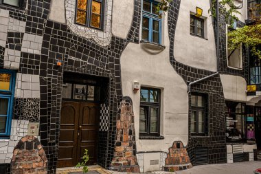 Viyana, Avusturya, 28 Eylül 2022, Hundertwasser evi, Viyana, Avusturya. Turistik bir yer, alışılmadık bir bina. Avrupa seyahati.